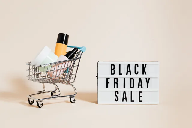 Stylish display of a mini shopping cart and a Black Friday sale sign on a beige background. Conversion rate optimization: parts worth your attention
